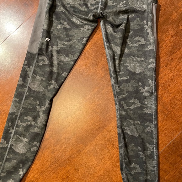 Fabletics Leggings, Powerhold, size Small, Black and Gray Camo Print, very nice - Picture 2 of 10